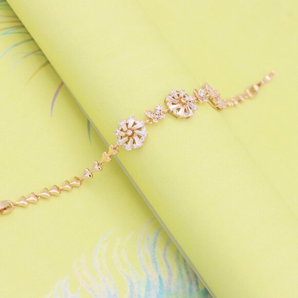 "Sparkling Rose Gold Floral Bracelet with Round & Clover Design, XPBL0962 - Picture 3 of 12